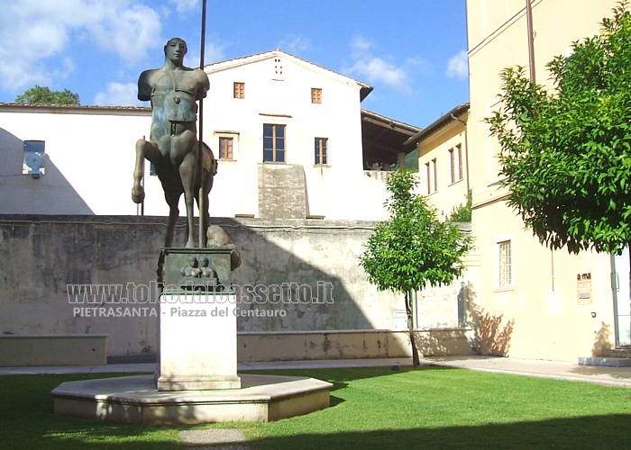 PIETRASANTA - "Il Centauro", ospitato nella piazza omonima, statua in bronzo opera di Igor Mitoraj, famoso scultore polacco che risiedeva e lavorava in città