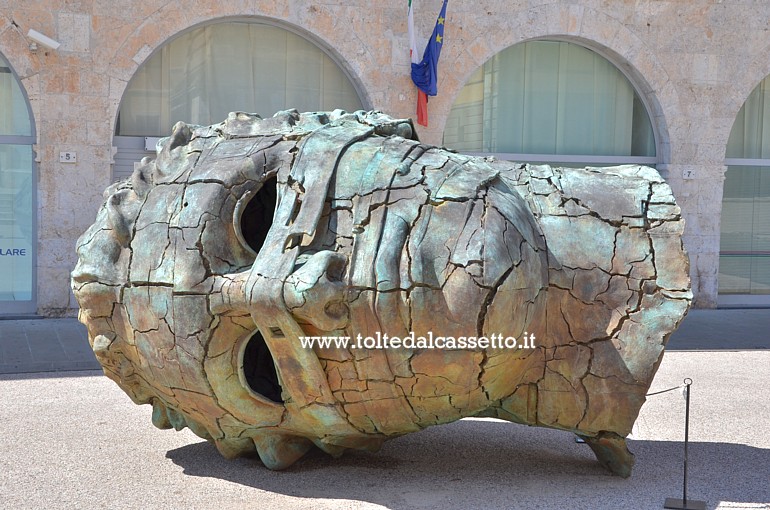 PIETRASANTA (Homo Faber - Mindcraft, 2014) - "Eros bendato screpolato", scultura monumentale in bronzo di Igor Mitoraj (Fonderia Artistica Mariani)