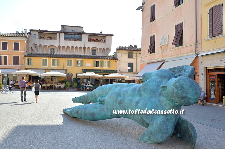 PIETRASANTA (IGOR MITORAJ "Mito e Musica 2015") - Scultura coricata in Piazza Duomo