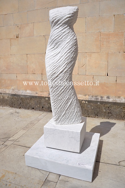 PIETRASANTA (Homo Faber - Mindcraft, 2013) - "Vestita" di Inger Sannes, scultura in marmo bianco (Studio Sem Scultori Associati)