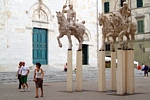 Vista di cavalli e cavalieri con sfondo la facciata del Duomo