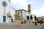 PIETRASANTA (LU), citt d'arte, citt nobile dal 1841 - Corteo di cavalli e cavalieri dello scultore messicano Javier Marin esposti in Piazza Duomo / ( Giovanni Mencarini)