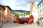 PIETRASANTA (LU), città d'arte, città nobile dal 1841 - Monumentale testa coricata dell'artista messicano Javier Marin esposta in Piazza Duomo