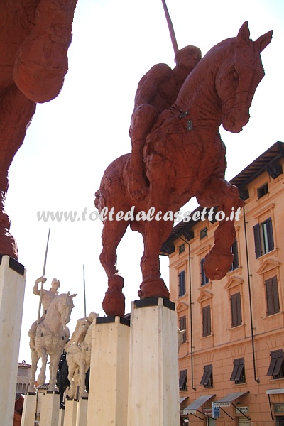 PIETRASANTA 2008 - Arte di Javier Marn: prospettiva dal basso di cavalli e cavalieri