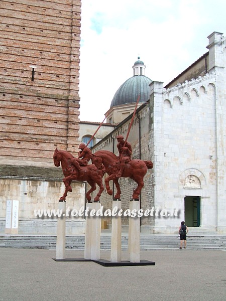 PIETRASANTA (Piazza Duomo, 2008) - Arte di Javier Marn: vista di cavalli e cavalieri con sfondo il campanile e l'abside della chiesa