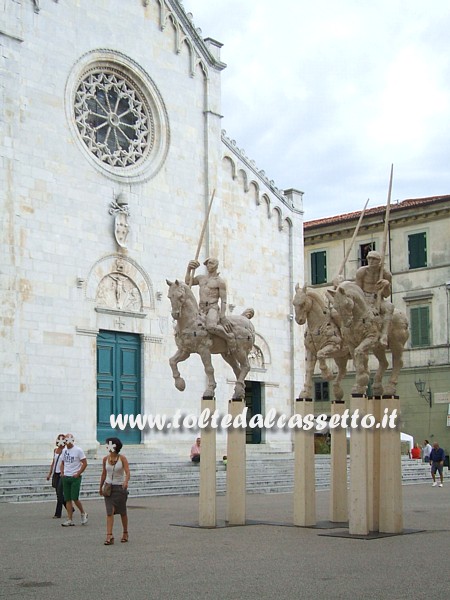 PIETRASANTA 2008 - Arte di Javier Marn: vista di cavalli e cavalieri con sfondo la facciata del Duomo