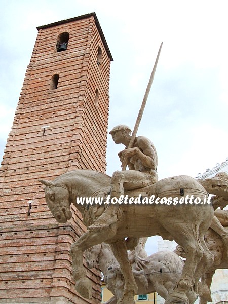 PIETRASANTA (Piazza Duomo, 2008) - Arte di Javier Marn: prospettiva dal basso di cavalli e cavalieri esposti sotto il campanile della chiesa