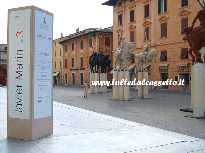 PIETRASANTA - Arte di Javier Marn: una colonna informativa della mostra campeggia tra cavalli e cavalieri