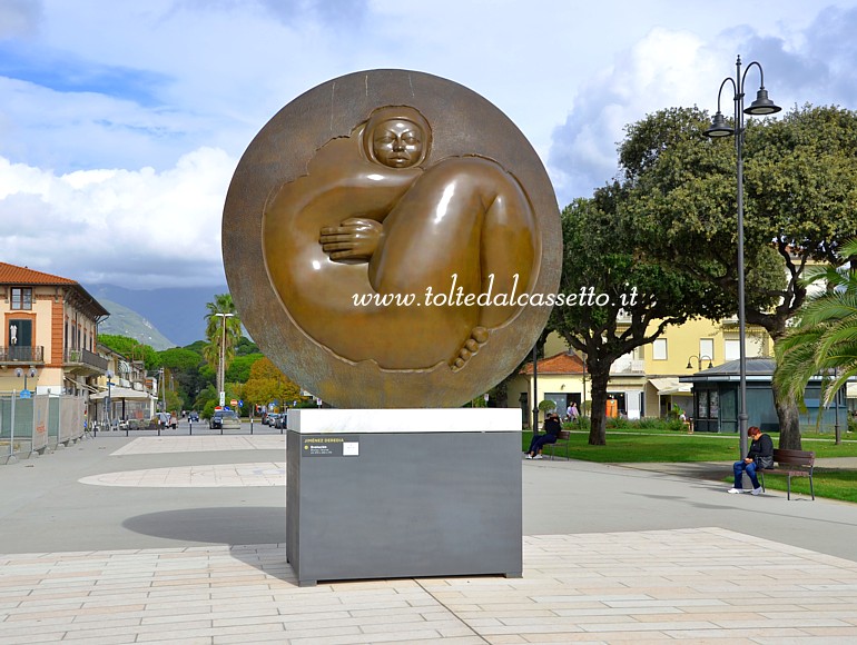 MARINA di PIETRASANTA - Scultura in bronzo "Evolucin" di Jimnez Deredia