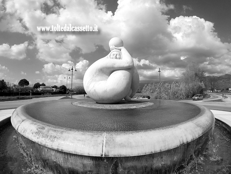PIETRASANTA - Scultura in marmo bianco "Continuación" di Jiménez Deredia
