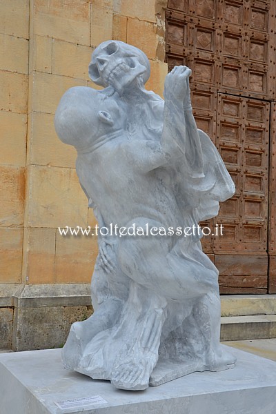 PIETRASANTA - Scultura in marmo Versilys "While we Wait" (Mentre aspettiamo) di Jrgen Haugen Srensen, la cui finitura  avvenuta al termine della mostra "La Folla"