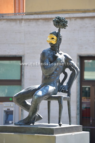 PIETRASANTA (Piazza Giosu Carducci) - "Arlecchino" (Harlequin), opera di Joseph Sheppard realizzata con il contributo di Mr. Robert Emmett Mc Tigue, Fort Lauderdale - FL - USA e donata alla citt (Fonderia d'Arte Massimo Del Chiaro, 2011)