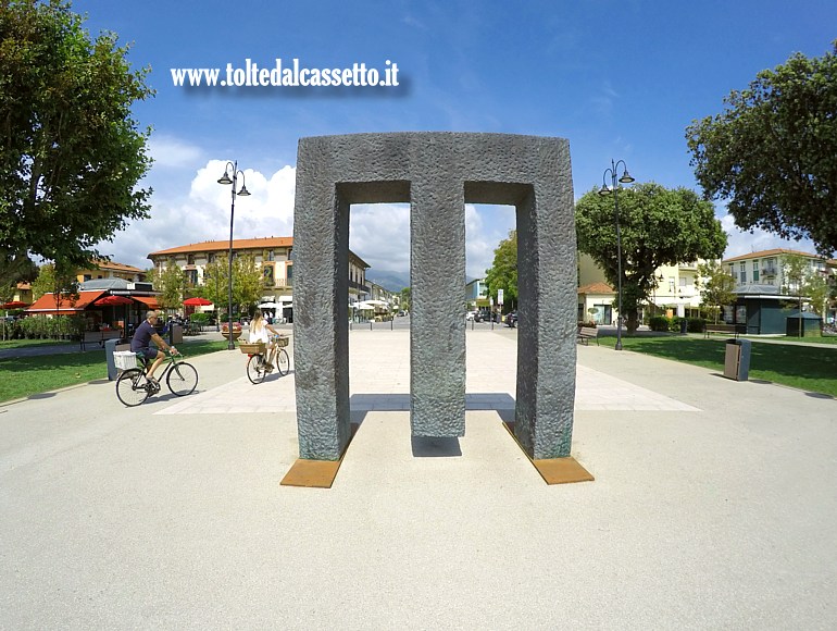 MARINA DI PIETRASANTA - Scultura dalla mostra "Oltre la forma" dell'artista Kan Yasuda