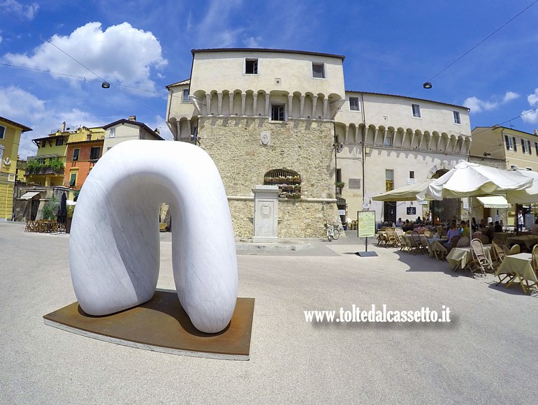PIETRASANTA (Piazza Carducci) - Scultura dalla mostra "Oltre la forma" dell'artista Kan Yasuda
