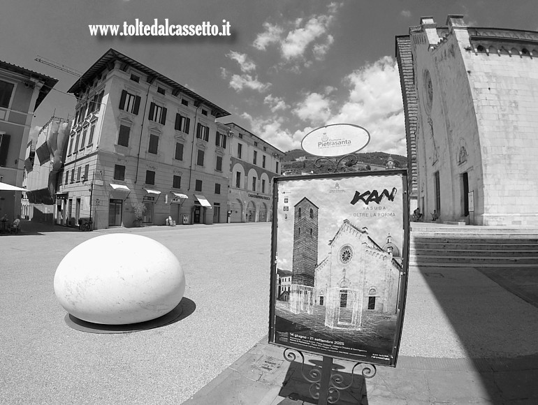 PIETRASANTA (Piazza Duomo) - Scultura in marmo dalla mostra "Oltre la forma" dell'artista Kan Yasuda