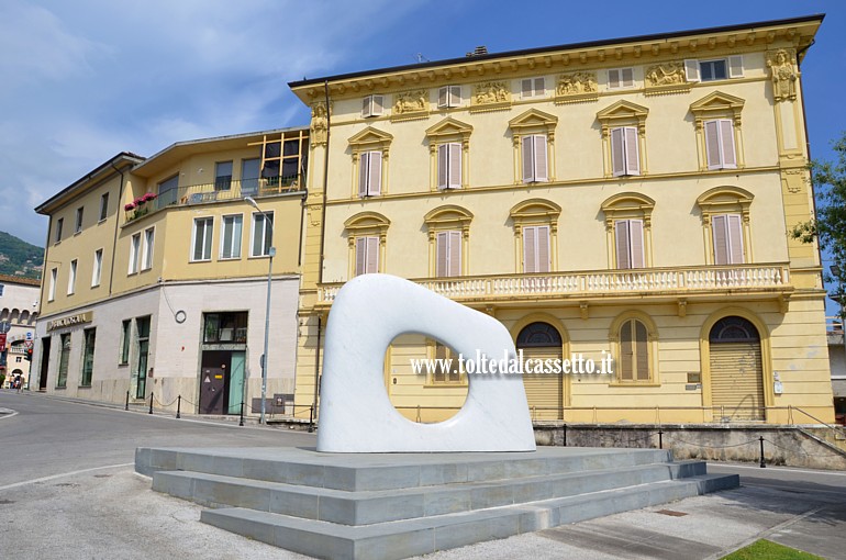 PIETRASANTA - "Chiave del Sogno" scultura monumentale in marmo bianco dell'artista Kan Yasuda, collocata stabilmente nel piazzale della stazione ferroviaria