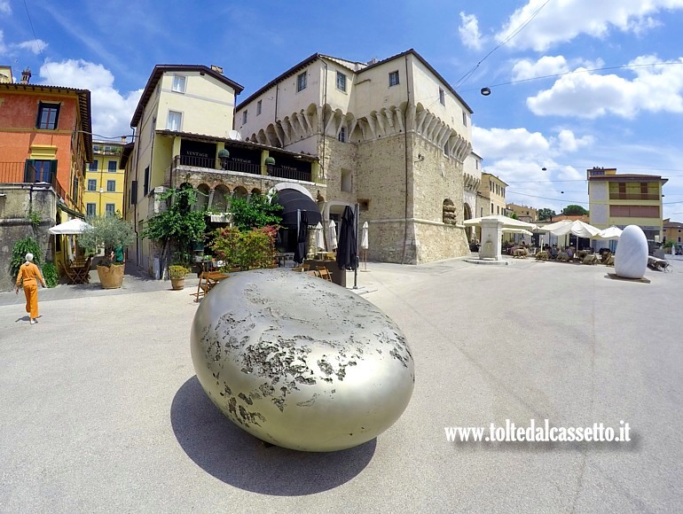 PIETRASANTA (Piazza Carducci) - Scultura dalla mostra "Oltre la forma" dell'artista Kan Yasuda