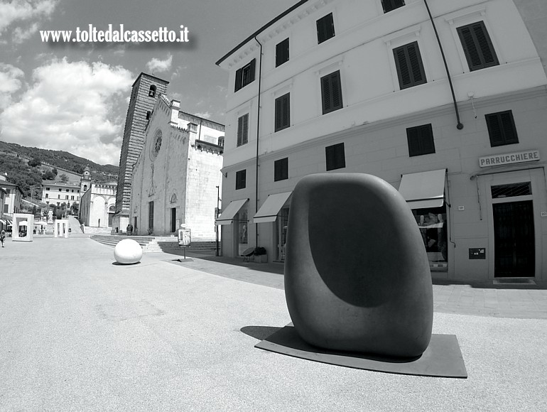 PIETRASANTA (Piazza Duomo) - Sculture dalla mostra "Oltre la forma" dell'artista Kan Yasuda