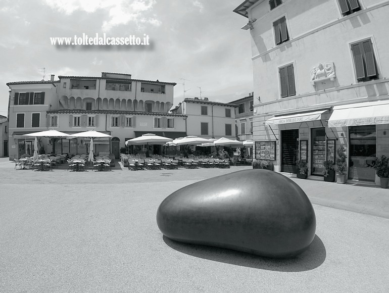 PIETRASANTA (Piazza Duomo) - Una delle sculture esposte durante la mostra "Oltre la forma" dell'artista Kan Yasuda