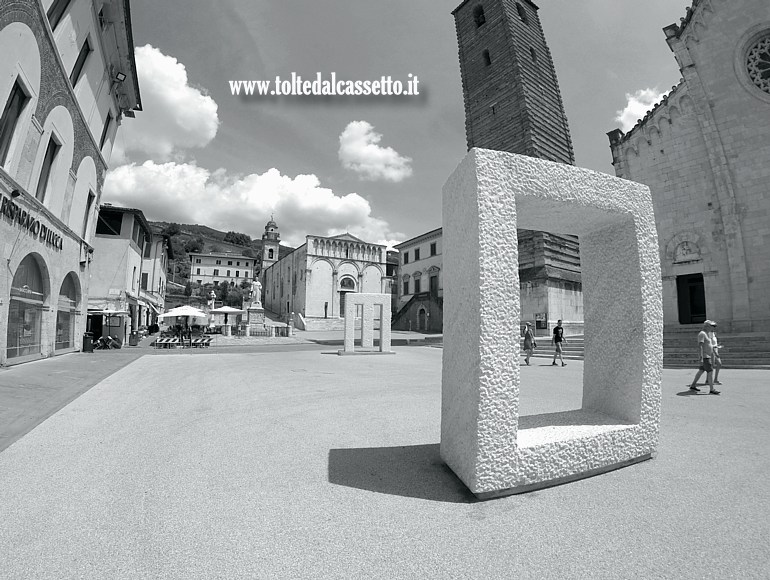 PIETRASANTA (Piazza Duomo) - Una delle sculture esposte durante la mostra "Oltre la forma" dell'artista Kan Yasuda