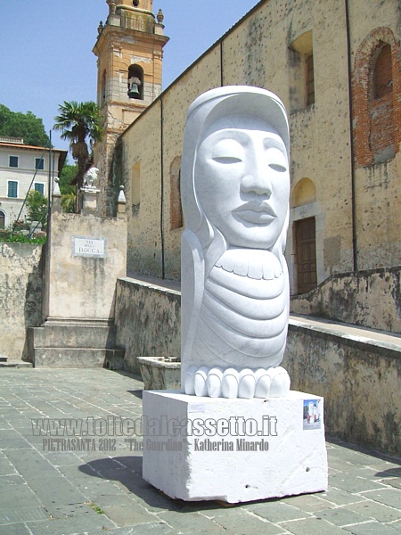 PIETRASANTA (Homo faber - il pensiero e la mano, 2012) - "The Guardian" di Katherina Minardo, scultura monumentale in marmo bianco (Laboratorio Massimo Galleni)