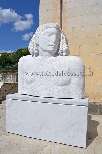 PIETRASANTA (Homo Faber - Mindcraft, 2013) - "Aspettando" di Lars Widenfalk, scultura in marmo bianco (Studio Sem Scultori Associati)