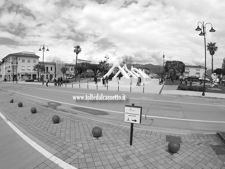 MARINA DI PIETRASANTA (Piazza XXIV Maggio) - La location della scultura "Building Bridges" di Lorenzo Quinn