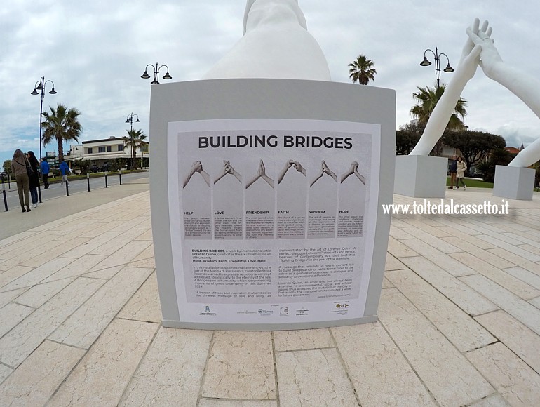 MARINA DI PIETRASANTA - Scultura "Building Bridges" di Lorenzo Quinn, le mani dell'Amore