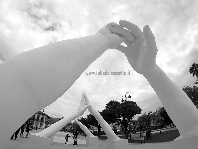 MARINA DI PIETRASANTA - Scultura "Building Bridges" di Lorenzo Quinn, le mani della Fede