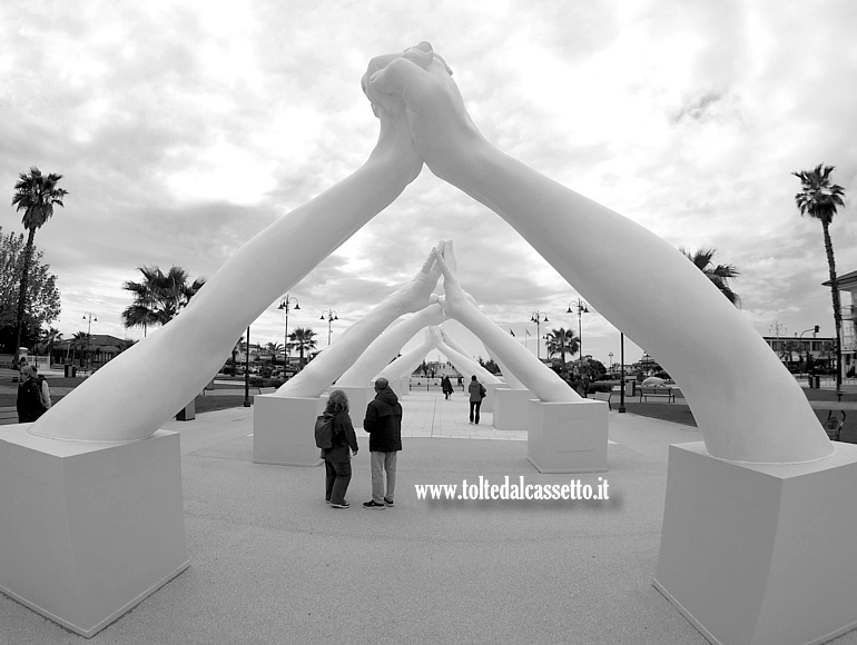 MARINA DI PIETRASANTA - Scultura "Building Bridges" di Lorenzo Quinn