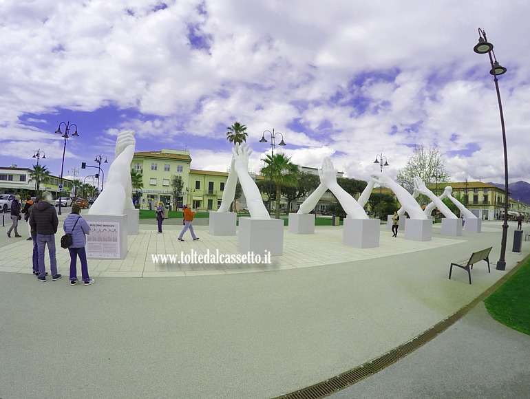 MARINA DI PIETRASANTA - Scultura "Building Bridges" di Lorenzo Quinn