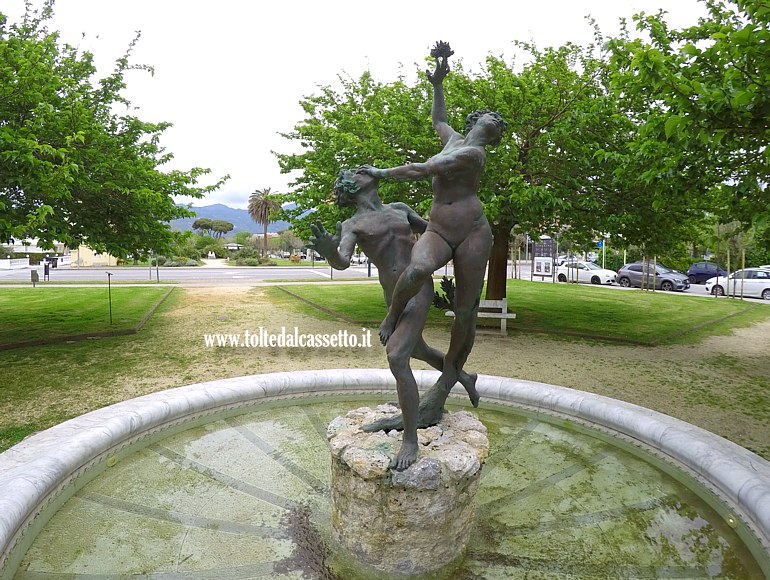 MARINA DI PIETRASANTA - "Apollo e Dafne", scultura in bronzo di Marcello Tommasi