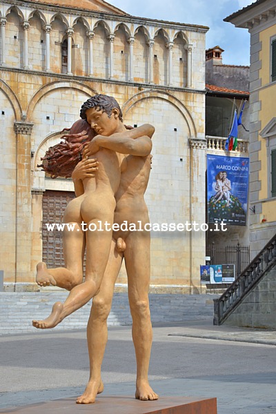 PIETRASANTA (Piazza Duomo) - Scultura "L'abbraccio" di Marco Cornini