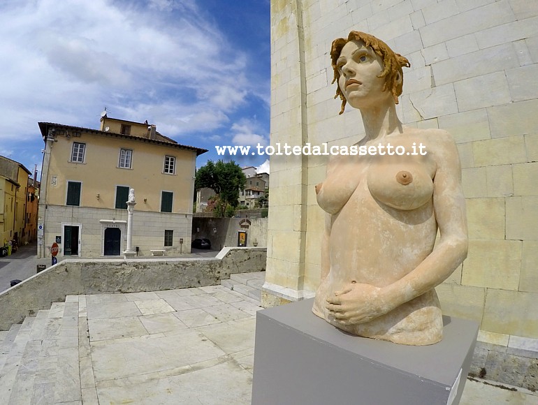 PIETRASANTA - Scultura "Sguardi oltre" di Marco Cornini