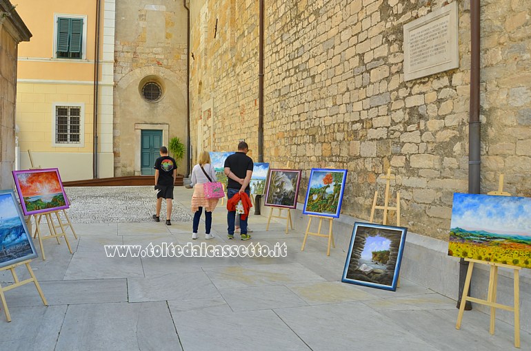 PIETRASANTA (Piazzetta di San Martino) - Visitatori alla mostra "Sussurri di Colore", pittorica personale di Michele Balderi