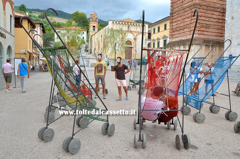 PIETRASANTA - "Stallers" di Nari Ward, sculture interattive che simboleggiano dei passeggini giganti disposti a cerchio dentro i quali i visitatori si possono sedere