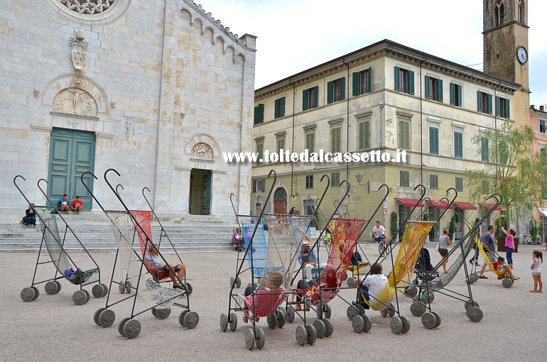 PIETRASANTA - "Stallers" di Nari Ward, "passeggini" giganti per adulti e bambini, realizzati in ferro, cemento e amaca