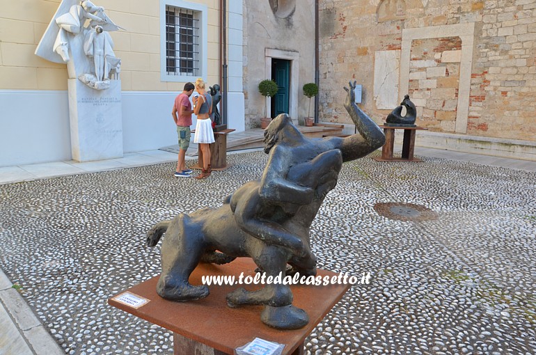 PIETRASANTA (Piazzetta San Martino) - Sculture di Onofrio Pepe da "L'Incanto dei Miti" (Art Gallery Il Cesello, 2015)