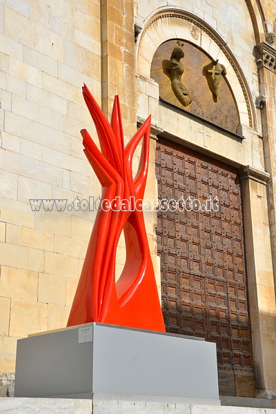 PIETRASANTA - Scultura in bronzo "Il Fiore" di Pablo Atchugarry