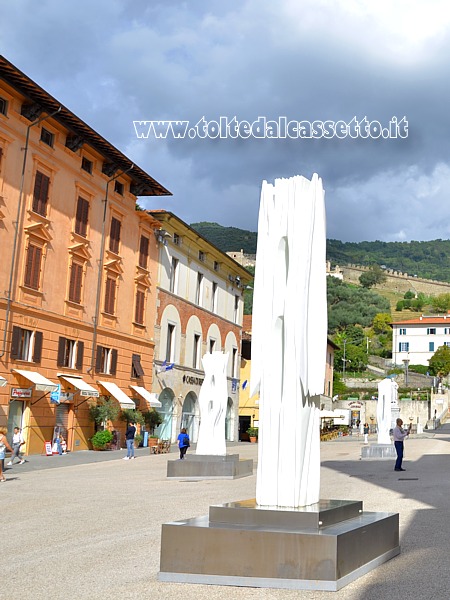 PIETRASANTA - Scultura in bronzo "La luce degli Apuani" di Pablo Atchugarry