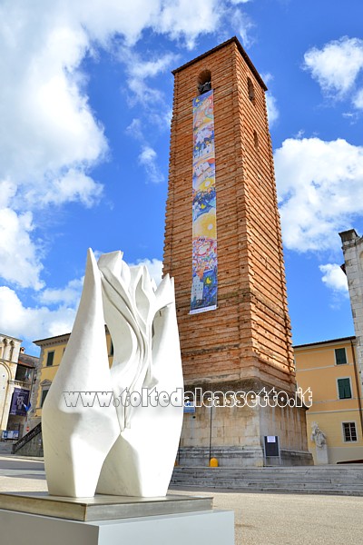 PIETRASANTA - Scultura in marmo "Risveglio della natura" di Pablo Atchugarry