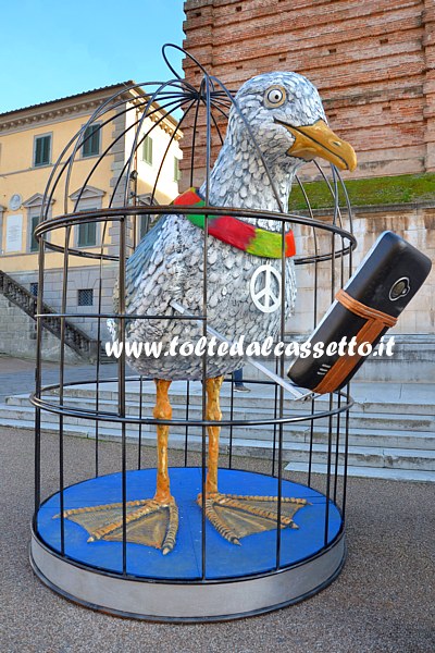 PIETRASANTA (Piazza Duomo) - Da "Gabbia-no", il progetto artistico di Paolo Ruffini, un gabbiano che si fa un selfie (scultura in legno, cartapesta, resine, poliesteri scolpiti e ferro)
