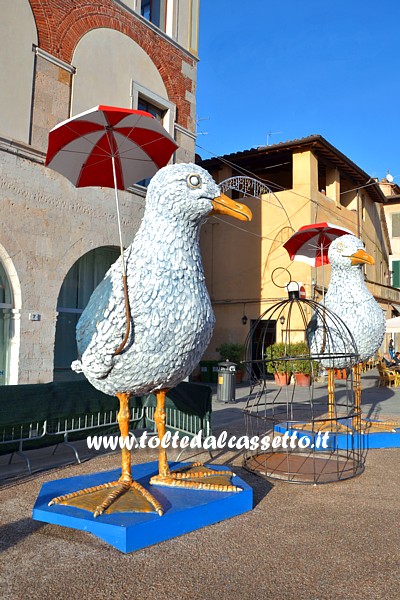 PIETRASANTA (Piazza Duomo) - Due gabbiani con ombrello, sculture de "Gabbia-no", il progetto artistico di Paolo Ruffini