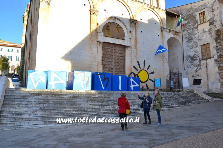 PIETRASANTA (Chiesa di Sant'Agostino) - Sulla scalinata il logo a cubi de "Gabbia-no", progetto artistico di Paolo Ruffini, nel quale il volo del gabbiano  assunto come simbolo di libert dalle paure umane