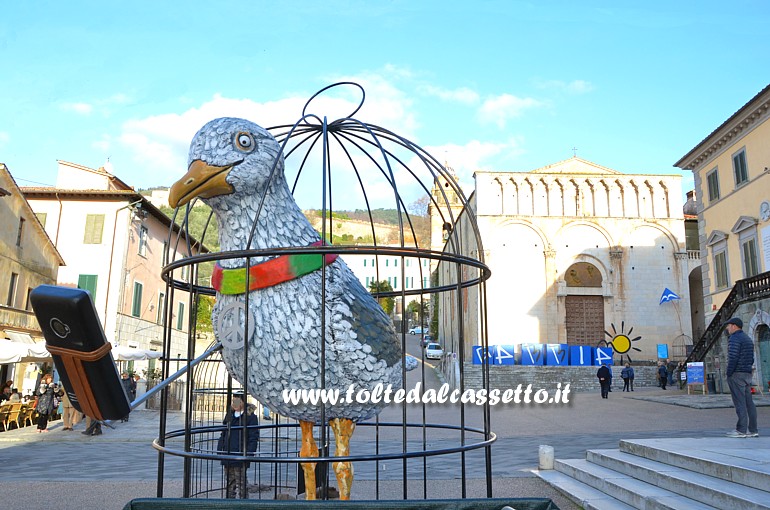 PIETRASANTA (Piazza Duomo) - Scorcio su "Gabbia-no", il progetto artistico di Paolo Ruffini, che trova spunto dal capolavoro letterario "Il gabbiano Jonathan Livingston" di Richard Bach (1970)