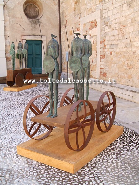 PIETRASANTA - Sculture di Paolo Staccioli esposte in Piazzetta San Martino (particolare 2)