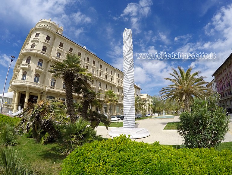 VIAREGGIO (Piazza Giacomo Puccini) - Scultura "Colonna Infinita" dell'artista sud-coreano Park Eun Sun