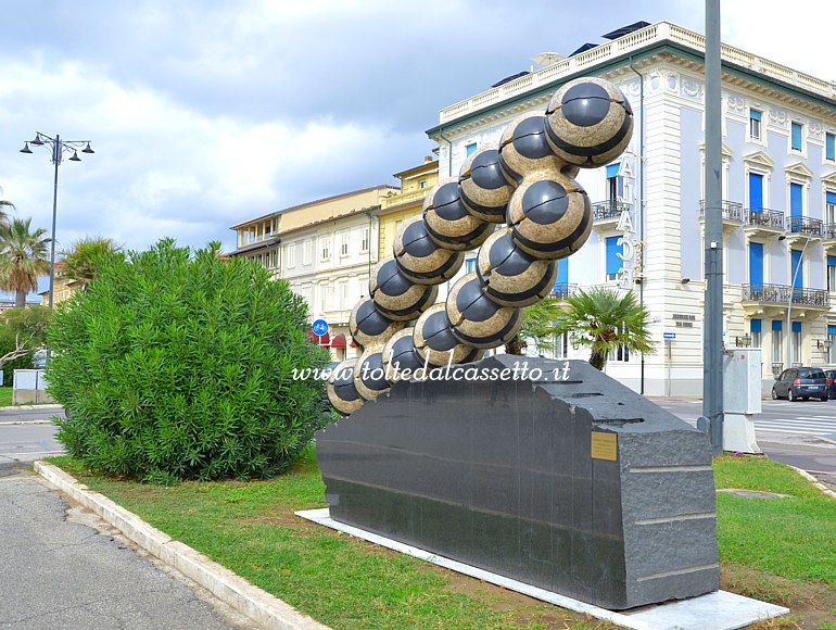 VIAREGGIO (Lungomare) - Scultura "Continuazione - Duplicazione I" dell'artista sud-coreano Park Eun Sun