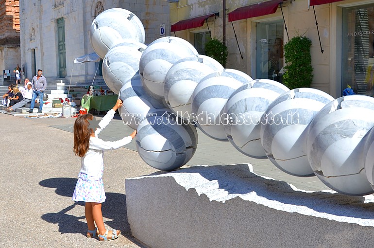 PIETRASANTA (Piazza Duomo) - Scultura dell'artista sud-coreano Park Eun Sun in una foto che ne rapporta le dimensioni con la figura umana