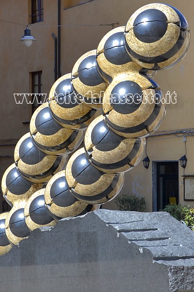 PIETRASANTA (Piazza Duomo) - Scultura dell'artista sud-coreano Park Eun Sun